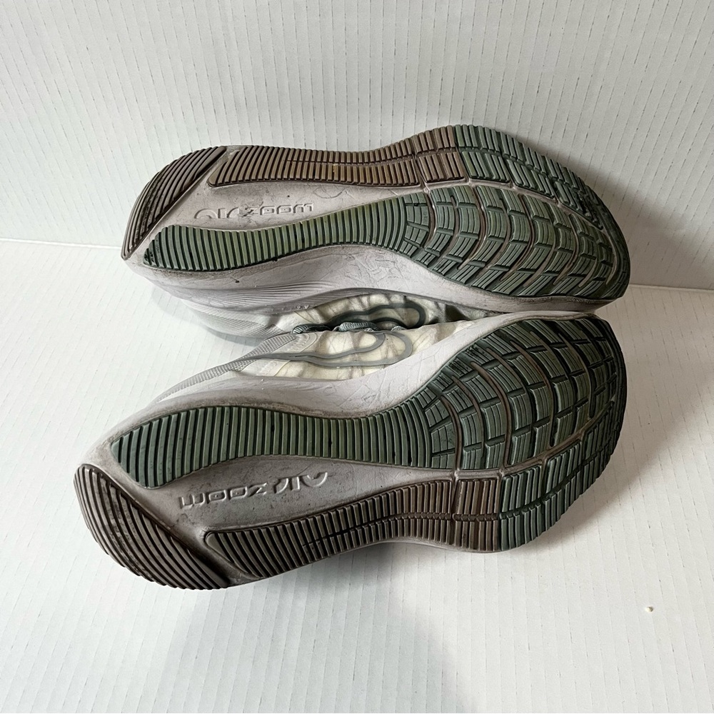NIKE- Gray White and Green Athletic Shoes Size 9.5 - Picture 2 of 5